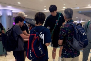 华体会体育APP下载-开拓者队记晒杨瀚森给球迷签名照片：他已经出名啦！