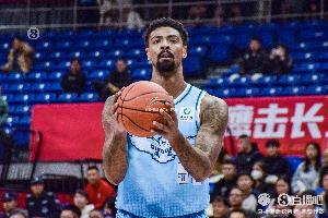 媒体人：刘维伟春节就敲定米奇续约 目前在看上季表现出色的小外