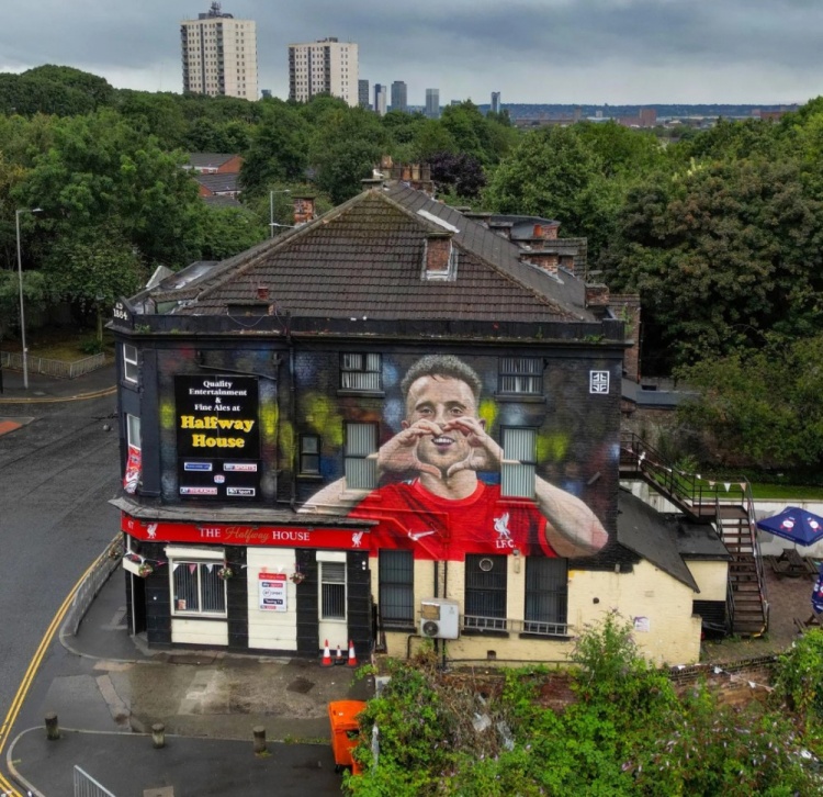 华体会官方平台下载-艺术家为若塔创作纪念壁画，描绘若塔庆祝进球的瞬间