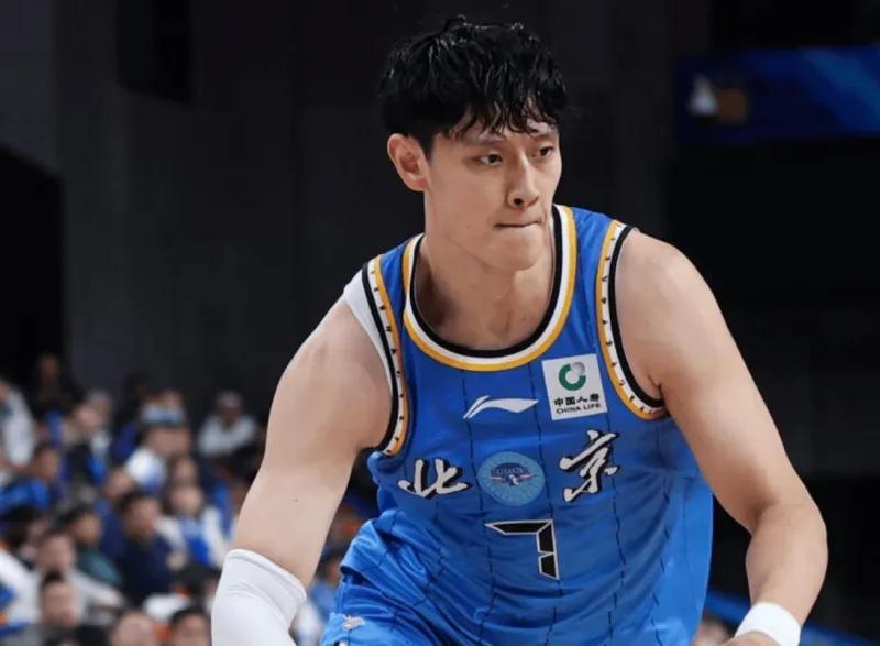 华体会首选平台-曾凡博醒不了了？无持球+三分罚球效率低下，末节仍在持续犯错！