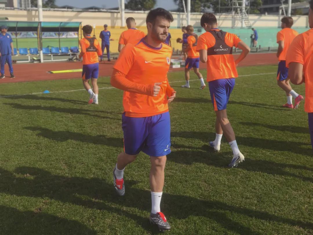 华体会体育APP下载-山东泰山冬训现场：瓦科归队，投入新赛季备战