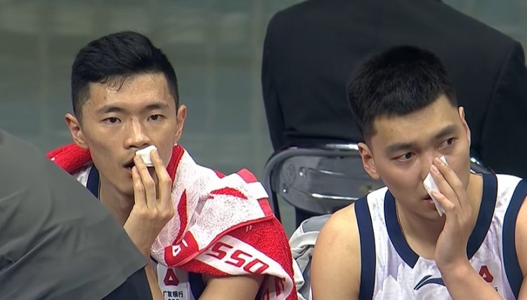 华体会体育APP下载-复刻CBA名场面！场边陈林坚和陈培东同时拿纸巾擦拭血迹